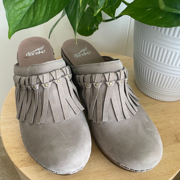 Dansko Deni Studded Fringe Clog Mule in Taupe Milled Nubuck Size 39 - Picture 1 of 4